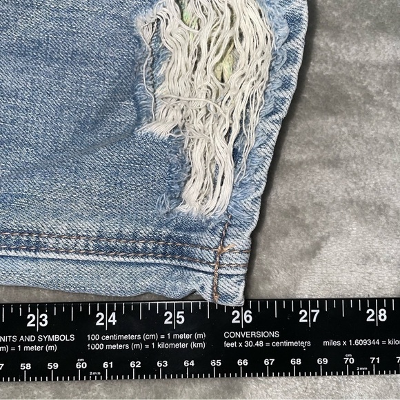 American Eagle Outfitters Tomgirl Medium Wash Distressed Ripped Jeans 0 Short - Picture 9 of 9
